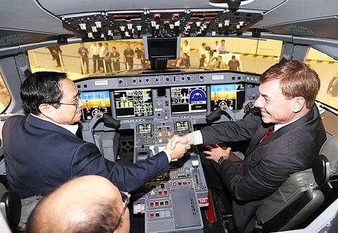 Việt Nam - Brazil tuy xa mà gần - Ảnh 1. Thủ tướng Phạm Minh Chính tham quan khoang lái máy bay do Tập đoàn hàng không Brasil Embraer sản xuất - Ảnh: TTXVN