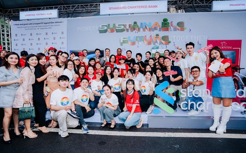 Đẩy mạnh ESG trong lĩnh vực tài chính, thúc đẩy nền kinh tế phát triển bền vững - Ảnh 3. Tập thể nhân viên của 3 công ty cùng chụp hình lưu niệm tại sự kiện tại TP.HCM - Ảnh: Home Credit