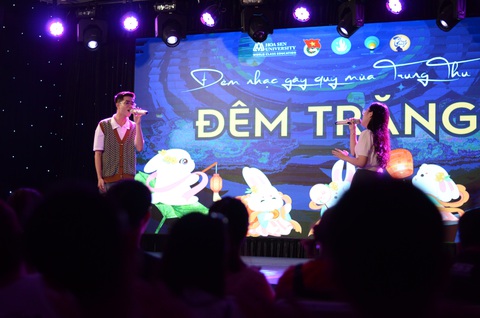 Sinh viên TP.HCM đem trăng trung thu đến những trẻ em thiếu thốn - Ảnh 1. Đêm nhạc "Đêm trăng" gây quỹ cho các hoạt động Trung thu do các sinh viên Trường đại học Hoa Sen tổ chức - Ảnh: NVCC