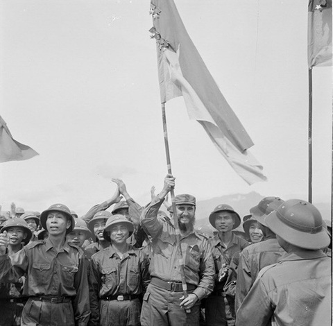 Lãnh tụ Cuba Fidel Castro phất cao lá cờ bách chiến bách thắng lấp lánh Huân chương của đoàn Khe Sanh, Quân giải phóng Trị Thiên Huế, tháng 9/1973 - Ảnh: TTXVN Lãnh tụ Cuba Fidel Castro phất cao lá cờ bách chiến bách thắng lấp lánh huân chương của đoàn Khe Sanh, Quân giải phóng Trị Thiên Huế, tháng 9-1973 - Ảnh: TTXVN