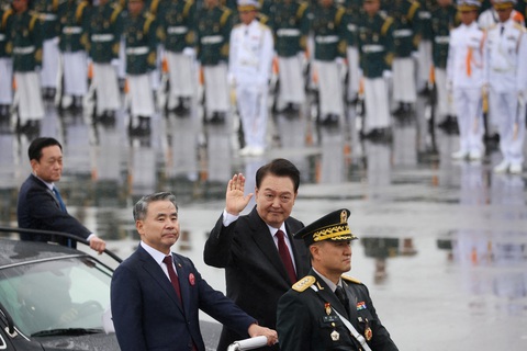 Tổng thống Hàn Quốc Yoon Suk Yeol duyệt binh tại căn cứ không quân Seoul ở Seongnam ngày 26-9 - Ảnh: REUTERS Tổng thống Hàn Quốc Yoon Suk Yeol duyệt binh tại căn cứ không quân Seoul ở Seongnam ngày 26-9 - Ảnh: REUTERS
