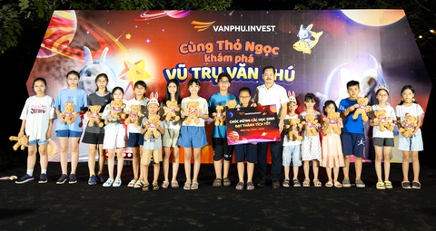 Văn Phú - Invest rộn ràng, ấm cúng với ‘Ngày hội gia đình’ - Ảnh 3. Ông Nguyễn Huy Hoàng - Chủ tịch công đoàn Văn Phú - Invest trao quà khuyến học cho con em CBNV