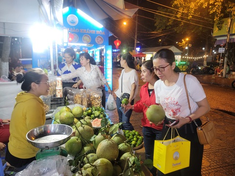 Tổ chức chợ đêm ở hai công viên và trước chợ Đầm Nha Trang - Ảnh 1. Khá đông du khách đến tham quan, mua sắm tại phiên chợ đêm mặc dù thời tiết có mưa, ẩm ướt - Ảnh: TRẦN HƯỚNG