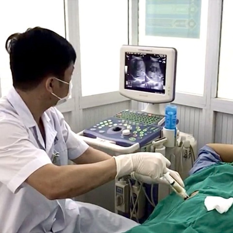 Thực phẩm "khoái khẩu" dễ thành kẻ thù tạo khối áp xe gan - Ảnh 1. TS Đặng Chiều Dương, Bệnh viện Hữu nghị Việt Tiệp, chọc hút mủ từ ổ áp xe gan cho bệnh nhân - Ảnh: BVCC