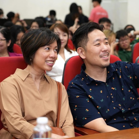 Đầu bếp khiếm thị vô địch MasterChef giao lưu sinh viên TP.HCM - Ảnh 1. Christine Hà - đầu bếp khiếm thị gốc Việt nổi tiếng - trong buổi giao lưu với sinh viên chiều 26-9 - Ảnh: HUTECH