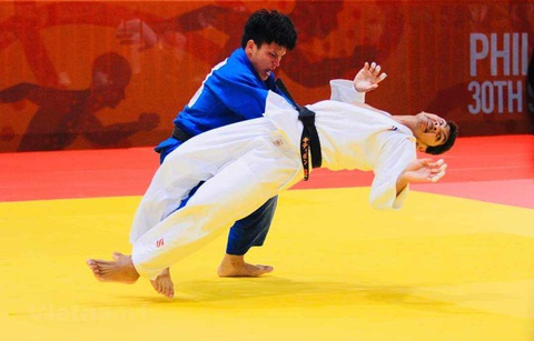 Asiad 19 ngày 26-9: kình ngư Hưng Nguyên vào chung kết 400m - Ảnh 2. Lê Anh Tài (áo xanh) quật ngã đối thủ - Ảnh: FBNV