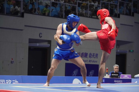 Asiad 19 ngày 26-9: Huy Hoàng 'hụt' huy chương - Ảnh 3. Nguyễn Thị Ngọc Hiền (giáp xanh) thua võ sĩ nước chủ nhà Li Yueyao 0-2 - Ảnh: HUY ĐĂNG