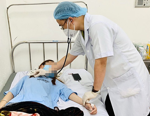 Khám cho bệnh nhân đậu mùa khỉ tại Trung tâm Y tế TP Tân Uyên (tỉnh Bình Dương) - Ảnh: Sở Y tế tỉnh Bình Dương Khám cho bệnh nhân đậu mùa khỉ tại Trung tâm Y tế TP Tân Uyên (tỉnh Bình Dương) - Ảnh: Sở Y tế tỉnh Bình Dương