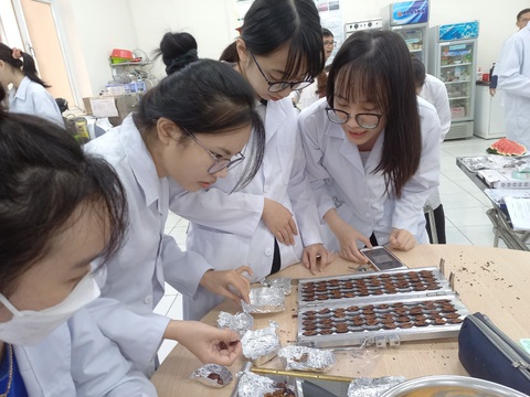 Nữ sinh viên nghiên cứu về màng bọc thông minh đạt thưởng quốc tế - Ảnh 2. Thùy Linh (ngoài cùng bên phải) trong tiết thí nghiệm tại trường - Ảnh: NVCC