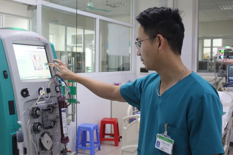 Bệnh nhân sốt xuất huyết điều trị tại Bệnh viện Bệnh nhiệt đới trung ương - Ảnh: DƯƠNG LIỄU Bác sĩ Phạm Văn Phúc theo dõi tình trạng bệnh nhân sốt xuất huyết đang điều trị tại Bệnh viện Bệnh nhiệt đới Trung ương - Ảnh: DƯƠNG LIỄU