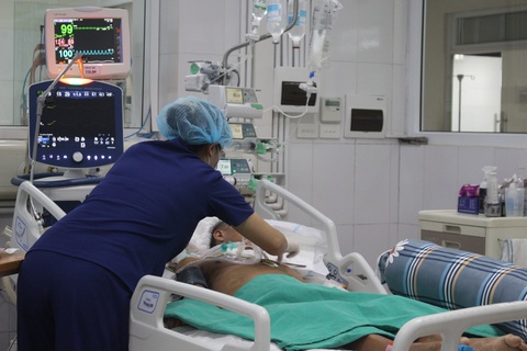 Bệnh nhân sốt xuất huyết điều trị tại Bệnh viện Bệnh nhiệt đới trung ương - Ảnh: DƯƠNG LIỄU Bệnh nhân sốt xuất huyết điều trị tại Bệnh viện Bệnh nhiệt đới trung ương - Ảnh: DƯƠNG LIỄU