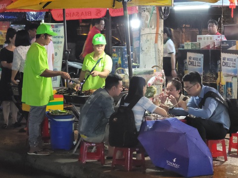 Tổ chức chợ đêm ở hai công viên và trước chợ Đầm Nha Trang - Ảnh 3. Người dân và du khách thưởng thức ẩm thực đặc sản Nha Trang tại phiên chợ đêm - Ảnh: TRẦN HƯỚNG