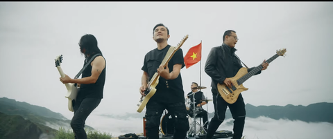 Ban nhạc Bức Tường chơi nhạc trên sống lưng khủng long Tà Xùa trong MV - Ảnh cắt trong MV Ban nhạc Bức Tường chơi nhạc trên 'sống lưng khủng long' Tà Xùa trong MV - Ảnh cắt trong MV