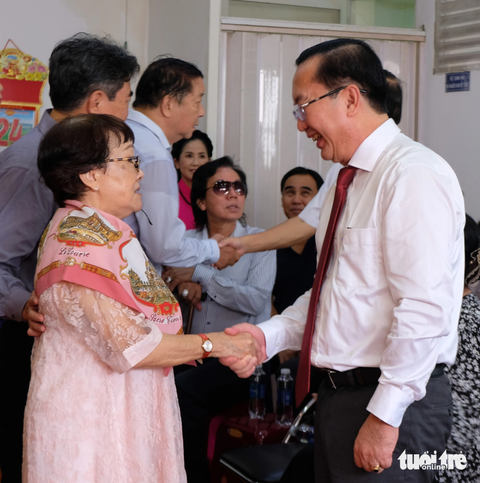 Giám đốc Sở Văn hóa và Thể thao TP.HCM Trần Thế Thuận (bìa phải) thăm hỏi đạo diễn Hồng Dung, con gái cố NSND Năm Châu, tại buổi cúng Tổ ở Nhà thờ Tổ sân khấu - Ảnh: LINH ĐOAN Giám đốc Sở Văn hóa và Thể thao TP.HCM Trần Thế Thuận (bìa phải) thăm hỏi đạo diễn Hồng Dung, con gái cố NSND Năm Châu, tại buổi cúng tổ ở Nhà thờ Tổ sân khấu - Ảnh: LINH ĐOAN