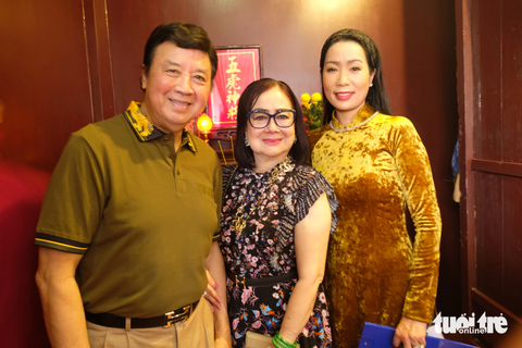 Nhân dịp từ Mỹ về thăm quê, vợ chồng nghệ sĩ Bảo Quốc đến thắp nhang Tổ nghiệp tại Nhà thờ Tổ sân khấu. Vợ chồng nghệ sĩ Bảo Quốc (bìa trái) và nghệ sĩ Trịnh Kim Chi, trưởng ban Ái hữu Nghệ sĩ - Ảnh: LINH ĐOAN Nhân dịp từ Mỹ về thăm quê, vợ chồng nghệ sĩ Bảo Quốc đến thắp nhang tổ nghiệp tại Nhà thờ Tổ sân khấu. Vợ chồng nghệ sĩ Bảo Quốc (bìa trái) và nghệ sĩ Trịnh Kim Chi, trưởng Ban Ái hữu nghệ sĩ - Ảnh: LINH ĐOAN