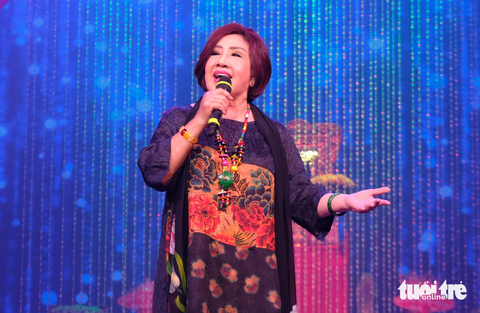 Nghệ sĩ Lệ Thủy hát trong chương trình Ngọn lửa truyền thừa - Ảnh: LINH ĐOAN Nghệ sĩ Lệ Thủy hát trong chương trình Ngọn lửa truyền thừa - Ảnh: LINH ĐOAN