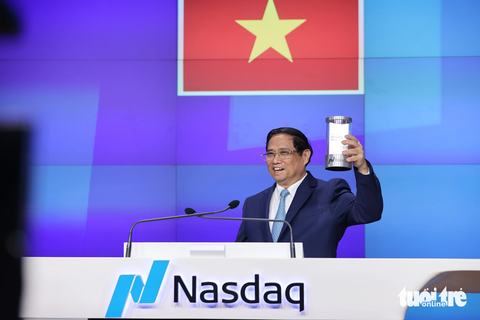 9 ngày Thủ tướng Phạm Minh Chính ở châu Mỹ - Ảnh 6. Thủ tướng Phạm Minh Chính với nghi thức rung chuông khai mạc sàn chứng khoán Nasdaq ở New York ngày 22-9 - Ảnh: NHẬT BẮC