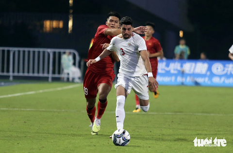 HLV Hoàng Anh Tuấn: 'Các cầu thủ sẽ trưởng thành hơn trong tương lai' - Ảnh 2. Cầu thủ Olympic Việt Nam bám đuổi vất vả Olympic Iran - Ảnh: ĐỨC KHUÊ