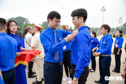 Trao huy hiệu “Thanh niên tiên tiến làm theo lời Bác” tại quảng trường Ba Đình lịch sử - Ảnh 1. Anh Bùi Quang Huy - bí thư thứ nhất Trung ương Đoàn - trao huy hiệu Thanh niên tiên tiến làm theo lời Bác cho các đoàn viên tiêu biểu