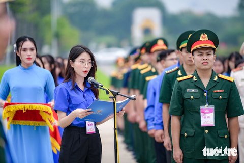 Trao huy hiệu “Thanh niên tiên tiến làm theo lời Bác” tại quảng trường Ba Đình lịch sử - Ảnh 3. Nguyễn Thị Châu Anh - phó chủ tịch Hội Sinh viên TP.HCM, công dân trẻ TP.HCM - thay mặt 420 đại biểu báo công với Bác