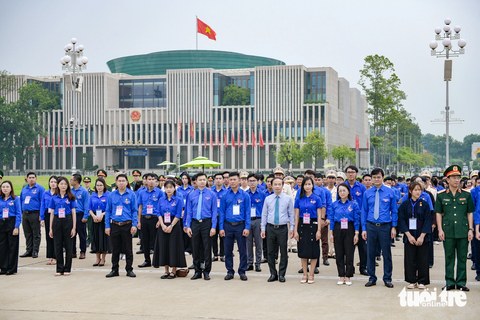 Trao huy hiệu “Thanh niên tiên tiến làm theo lời Bác” tại quảng trường Ba Đình lịch sử - Ảnh 4. Các đại biểu làm lễ chào cờ và báo công với Bác