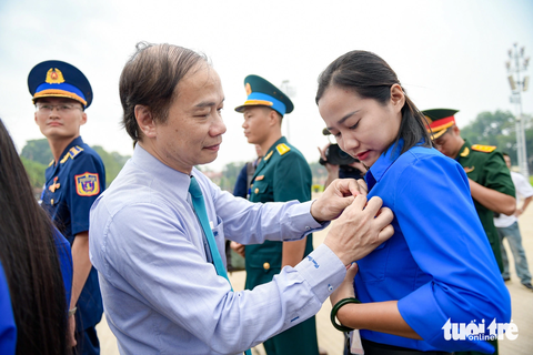 Trao huy hiệu “Thanh niên tiên tiến làm theo lời Bác” tại quảng trường Ba Đình lịch sử - Ảnh 5. Ông Phạm Tất Thắng - phó trưởng ban thường trực Ban Dân vận Trung ương - trao huy hiệu cho các đại biểu
