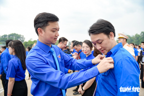 Trao huy hiệu “Thanh niên tiên tiến làm theo lời Bác” tại quảng trường Ba Đình lịch sử - Ảnh 6. Anh Nguyễn Minh Triết - bí thư Trung ương Đoàn, chủ tịch Trung ương Hội Sinh viên Việt Nam - trao huy hiệu cho các đại biểu