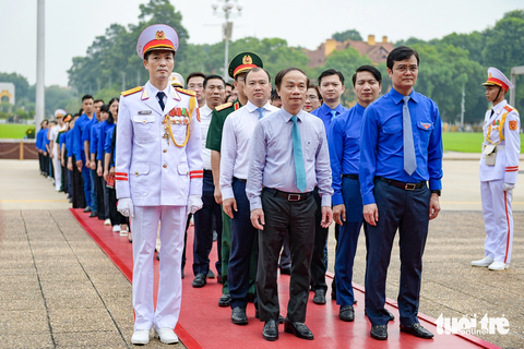Trao huy hiệu “Thanh niên tiên tiến làm theo lời Bác” tại quảng trường Ba Đình lịch sử - Ảnh 7. Các đại biểu vào lăng viếng Bác