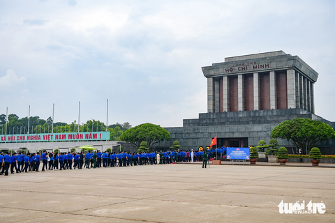 Trao huy hiệu “Thanh niên tiên tiến làm theo lời Bác” tại quảng trường Ba Đình lịch sử - Ảnh 8. Các đại biểu vào lăng viếng Bác