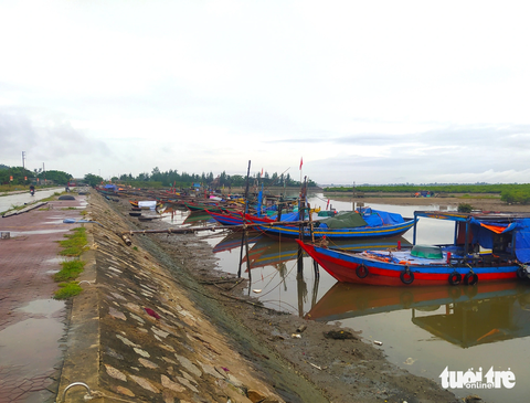 Hai học sinh lớp 7 dũng cảm cứu hai em nhỏ khỏi đuối nước - Ảnh 2. Một góc âu cảng Cửa Sót khi thủy triều xuống - Ảnh: LÊ MINH
