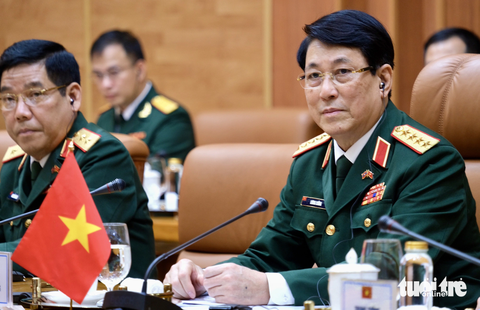 Tình Việt - Lào anh em: 'Hạt gạo cắn đôi, cọng rau bẻ nửa' - Ảnh 4. Đại tướng Lương Cường tại hội đàm. Ông khẳng định Đảng, Nhà nước và Quân đội nhân dân Việt Nam luôn coi trọng quan hệ với Lào, coi đây là ưu tiên hàng đầu trong chính sách đối ngoại của mình - Ảnh: HÀ THANH
