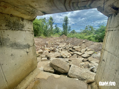 Dự án bị Bí thư Đà Nẵng phê bình lại tiếp tục gây phiền toái cho dân - Ảnh 4. Miệng cống thoát nước có độ dốc lớn gây xói lở phía dưới