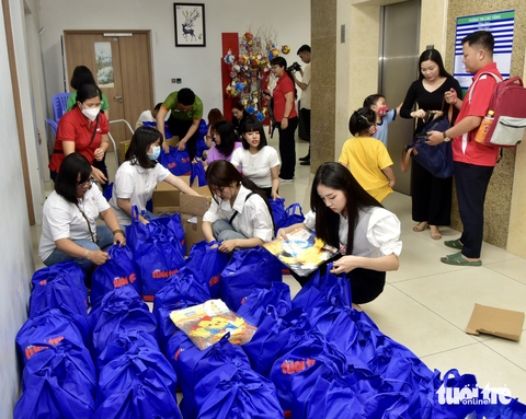 Các người đẹp, hoa khôi cùng các tình nguyện viên sắp xếp quà bánh tặng các bệnh nhi tại Bệnh viên Ung bướu TP.HCM cơ sở 2 - Ảnh: T.T.D. Các người đẹp, hoa khôi cùng các tình nguyện viên sắp xếp quà bánh tặng các bệnh nhi tại Bệnh viên Ung bướu TP.HCM cơ sở 2 - Ảnh: T.T.D.