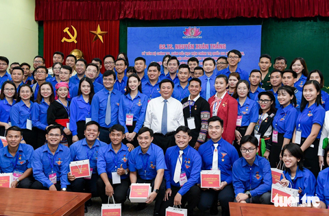 Gặp mặt thanh niên tiên tiến làm theo lời Bác tại khu di tích Chủ tịch Hồ Chí Minh - Ảnh 1. Ông Nguyễn Xuân Thắng - ủy viên Bộ Chính trị, giám đốc Học viện Chính trị quốc gia Hồ Chí Minh, chủ tịch Hội đồng Lý luận Trung ương - gặp mặt thanh niên tiên tiến làm theo lời Bác năm 2023 - Ảnh: NAM TRẦN