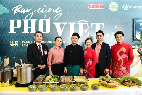 Vũ Mạnh Cường ăn phở để thẩm phở chứ không chỉ để no - Ảnh 2. Vũ Mạnh Cường (bìa phải) tham gia chương trình "Bay cùng phở Việt năm 2022" - Ảnh: DUYÊN PHAN