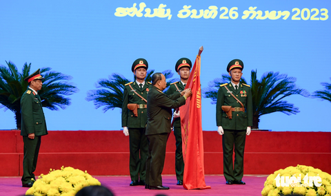 Bộ Tổng tham mưu Quân đội nhân dân Việt Nam nhận huân chương Lào - Ảnh 1. Bộ Tổng tham mưu Quân đội nhân dân Việt Nam nhận Huân chương Lao động hạng nhì của Nhà nước Lào - Ảnh: NAM TRẦN