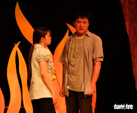 Quách Ngọc Tuyên (bìa phải) cùng Gia Linh (vai Bông) trong vở Bến lửa lòng - Ảnh: LINH ĐOAN Quách Ngọc Tuyên (bên phải) cùng Gia Linh (vai Bông) trong vở Bến lửa lòng - Ảnh: LINH ĐOAN