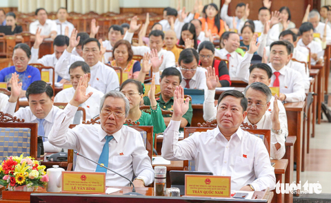 các đại biểu đã biểu quyết và thống nhất thông qua các Nghị quyết triển khai thực hiện phát triển kinh tế - xã hội của tỉnh Ninh Thuận - Ảnh: DUY NGỌC Các đại biểu HĐND tỉnh Ninh Thuận biểu quyết thông qua nghị quyết về chủ trương đầu tư hạ tầng thiết yếu khu vực dừng dự án nhà máy điện hạt nhân Ninh Thuận - Ảnh: DUY NGỌC
