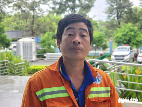Bé gái 5 tuổi đuối nước nhập viện là con của người bán vé số - Ảnh 1. Anh Nguyễn Văn Bon cùng vợ ở bệnh viện trông chờ tình hình sức khỏe của con gái - Ảnh: NGỌC KHẢI