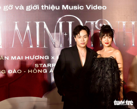 Văn Mai Hương và Hứa Kim Tuyền tâm đắc với nhau qua nhiều sản phẩm hợp tác - Ảnh: T.T.D Văn Mai Hương và Hứa Kim Tuyền tâm đắc với nhau qua nhiều sản phẩm hợp tác - Ảnh: T.T.D
