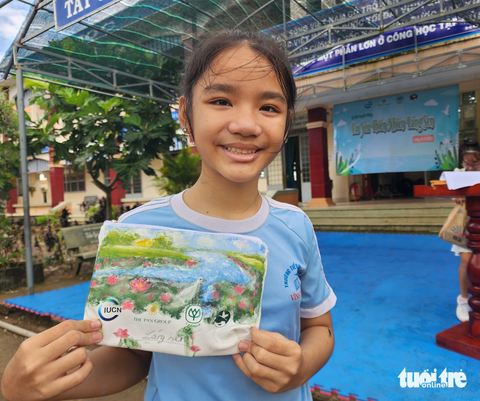 Hàng trăm học sinh Đồng Tháp Mười vẽ tranh thể hiện tình yêu khu Ramsar Láng Sen - Ảnh 1. Em Hà Bảo Châu (lớp 6/2 Trường tiểu học và trung học cơ sở Vĩnh Châu A) đoạt giải nhì với bức tranh về khu Ramsar Láng Sen được vẽ trong 90 phút - Ảnh: SƠN LÂM