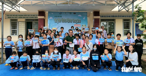Hàng trăm học sinh Đồng Tháp Mười vẽ tranh thể hiện tình yêu khu Ramsar Láng Sen - Ảnh 2. Các em học sinh rất hào hứng với cuộc thi vì lần đầu được vẽ tranh canvas về khu Ramsar Láng Sen - Ảnh: SƠN LÂM
