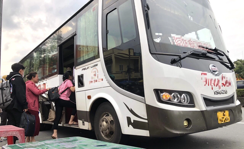 "Bến cóc" vẫn hoạt động rầm rộ tại QL1A (đoạn qua quận 12)- Ảnh: LƯU DUYÊN "Bến cóc" vẫn hoạt động rầm rộ tại quốc lộ 1A (đoạn qua quận 12) - Ảnh: LƯU DUYÊN