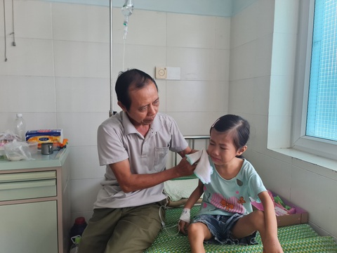 Bé Kỳ Tích bị viêm tụy nằm viện cả tuần, bệnh viện sẻ chia khó nhọc - Ảnh 3. Mỗi lần quá mệt, Kỳ Tích khóc, ông Hải chỉ biết động viên cháu, ông ngoại cố gắng bù đắp tình thương của mẹ và bà ngoại để Kỳ Tích không tủi thân - Ảnh: TRẦN MAI