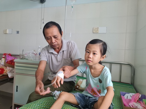 Bé Kỳ Tích bị viêm tụy nằm viện cả tuần, bệnh viện sẻ chia khó nhọc - Ảnh 1. Bé Kỳ Tích yếu, đau ốm liên tục, cháu sẽ còn nằm viện trong thời gian tới - Ảnh: TRẦN MAI