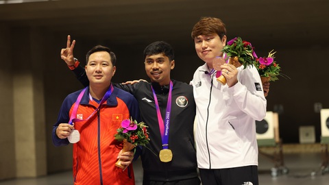 Dwi Putra trên bục nhận huy chương cùng Ngô Hữu Vương và Jeong You Jin ở nội dung nam 10m súng trường mục tiêu di động - Ảnh: KOMPAS/AGUS SUSANTO Dwi Putra (giữa) trên bục nhận huy chương cùng Ngô Hữu Vương và Jeong You Jin ở nội dung 10m súng trường nam mục tiêu di động - Ảnh: KOMPAS/AGUS SUSANTO