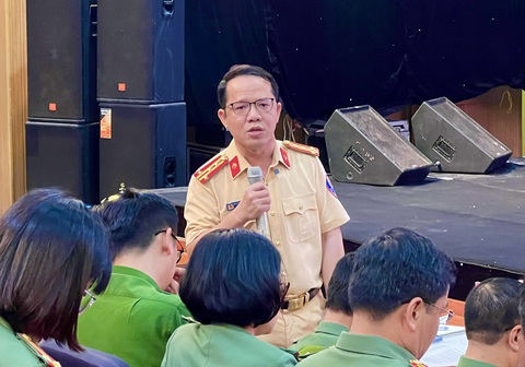 Đã có 7 người nộp gần 11 tỉ đồng trúng đấu giá biển số ôtô - Ảnh 1. Đại tá Nguyễn Quang Nhật thông tin tại tọa đàm - Ảnh: DANH TRỌNG