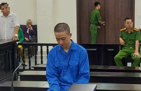 Mở hé cửa khi ngủ, nam thanh niên bị trộm đột nhập đâm 12 nhát dao - Ảnh 1. Bị cáo Vui tại tòa - Ảnh: HỒNG ÂN