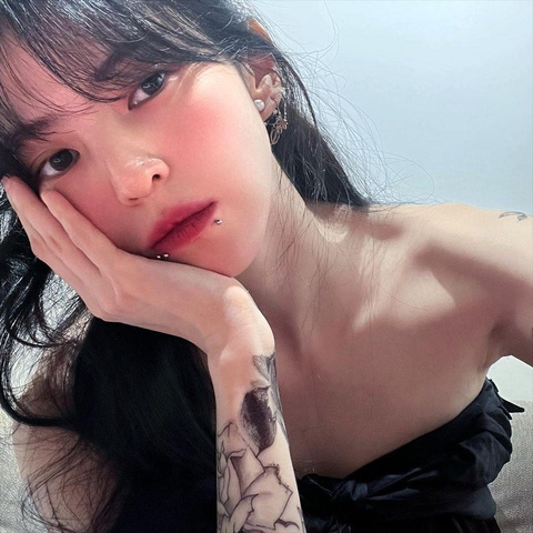 Han So Hee xỏ khuyên môi, khoe hình xăm gây chấn động - Ảnh 1. Nữ diễn viên My name khoe hình xăm kín cổ tay và xỏ khuyên môi cực độc lạ