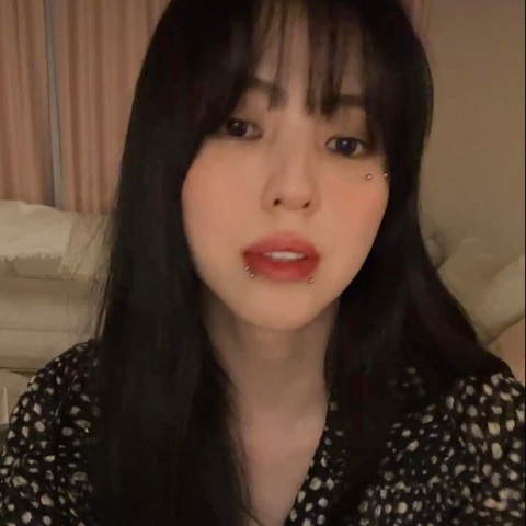Han So Hee xỏ khuyên môi, khoe hình xăm gây chấn động - Ảnh 3. Han So Hee xỏ khuyên môi, khoe hình xăm gây chấn động - Ảnh 3.